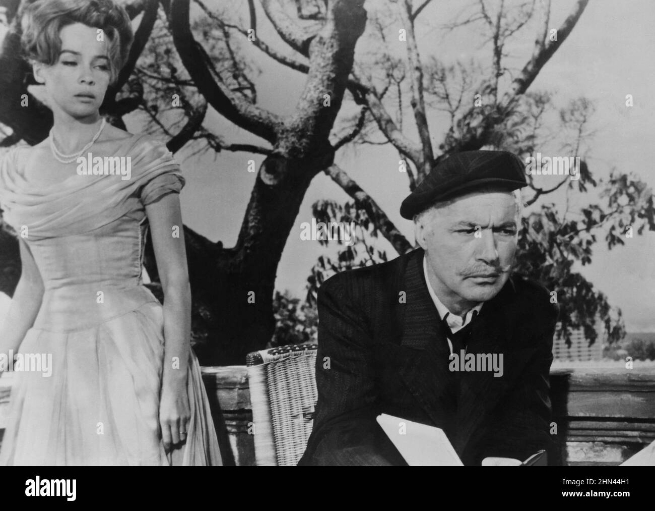 Leslie Caron (1931-), actriz y bailarina francesa, junto a Charles Boyer (1899-1978), attore francés, en un fotograma de la película Fanny. Foto Stock