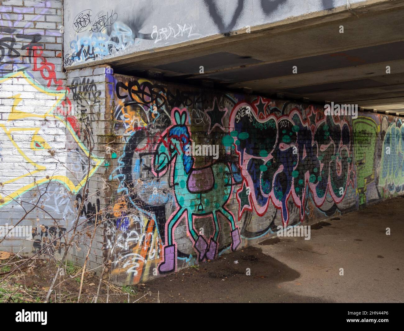Graffiti colorati sotto un ponte stradale, Northampton, Regno Unito Foto Stock