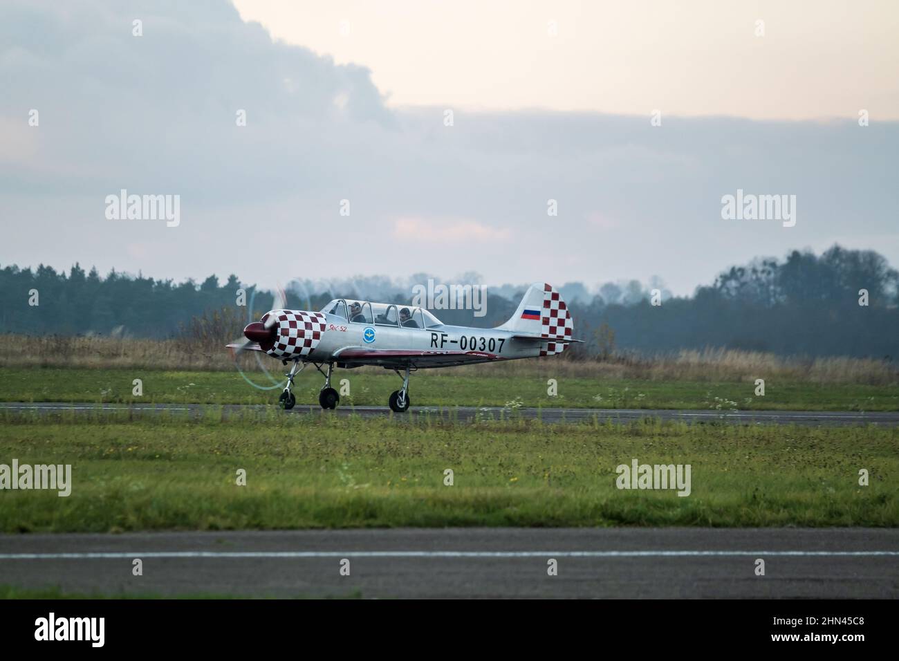 Velivolo a motore singolo che gira su campo aereo Foto Stock