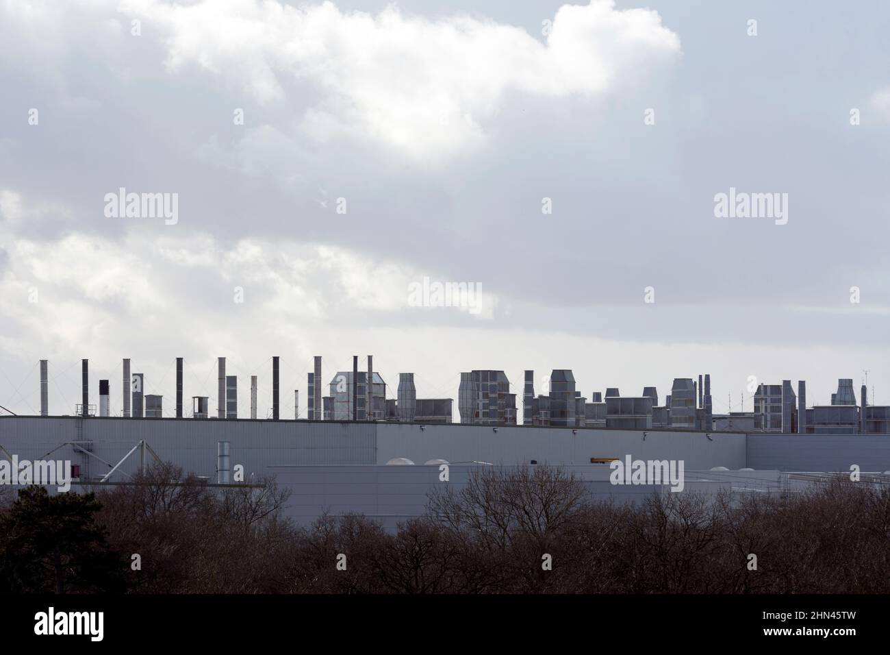 Vista verso la fabbrica Jaguar Land Rover da Elmdon Park in inverno, West Midlands, Inghilterra, Regno Unito Foto Stock