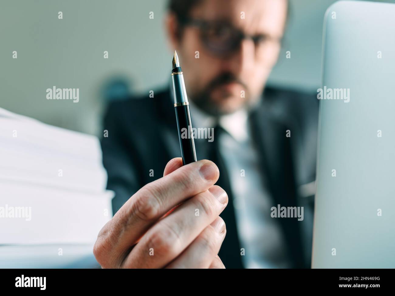 Firma l'accordo, serio datore di lavoro che offre penna, fuoco selettivo Foto Stock