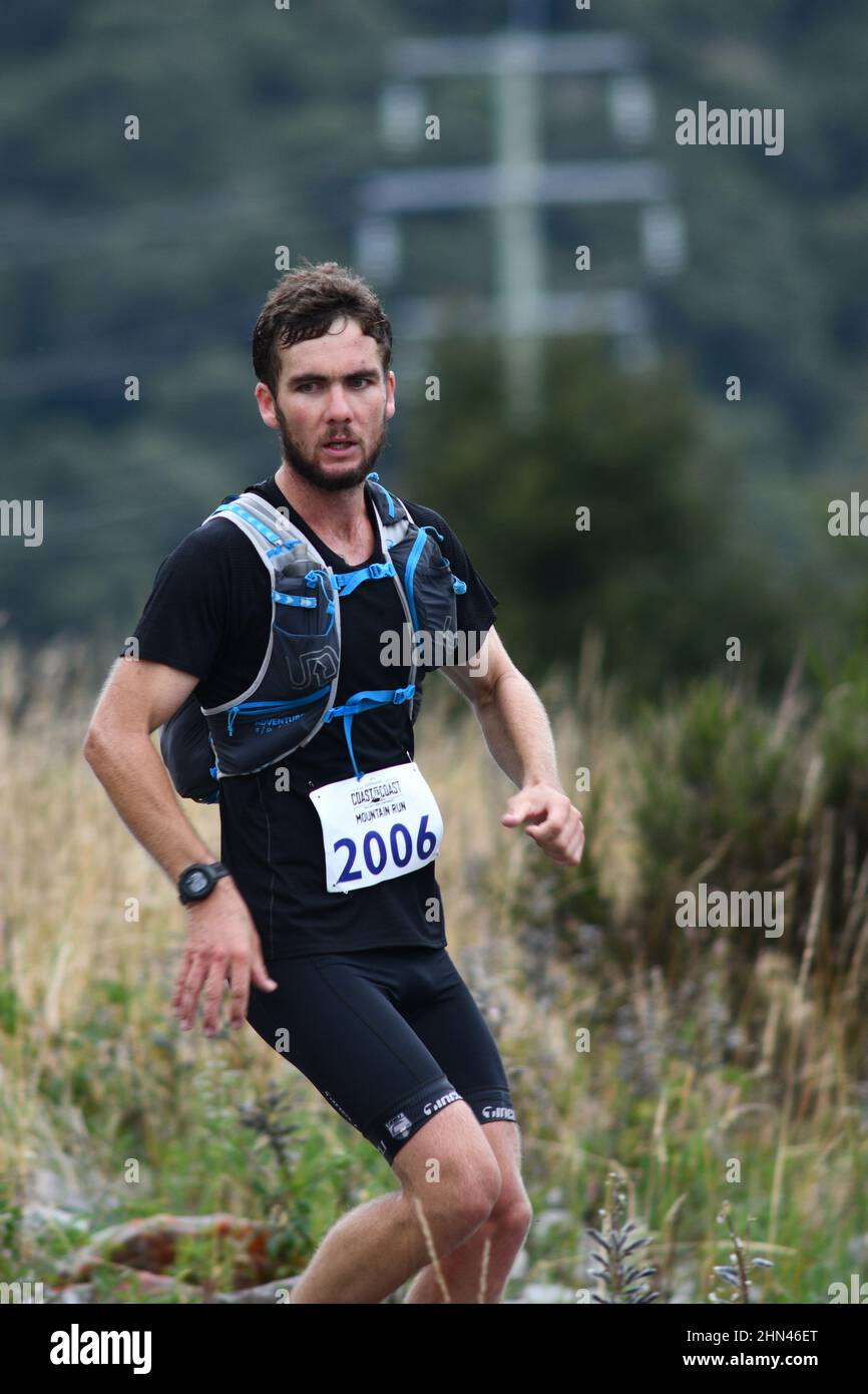 ARTHURS PASS, NUOVA ZELANDA, 12 FEBBRAIO 2022; concorrente Ethan Helliwell sulla strada per prendere il primo posto nella 33km Mountain Run individuale in un tempo di 3:34:42 Foto Stock