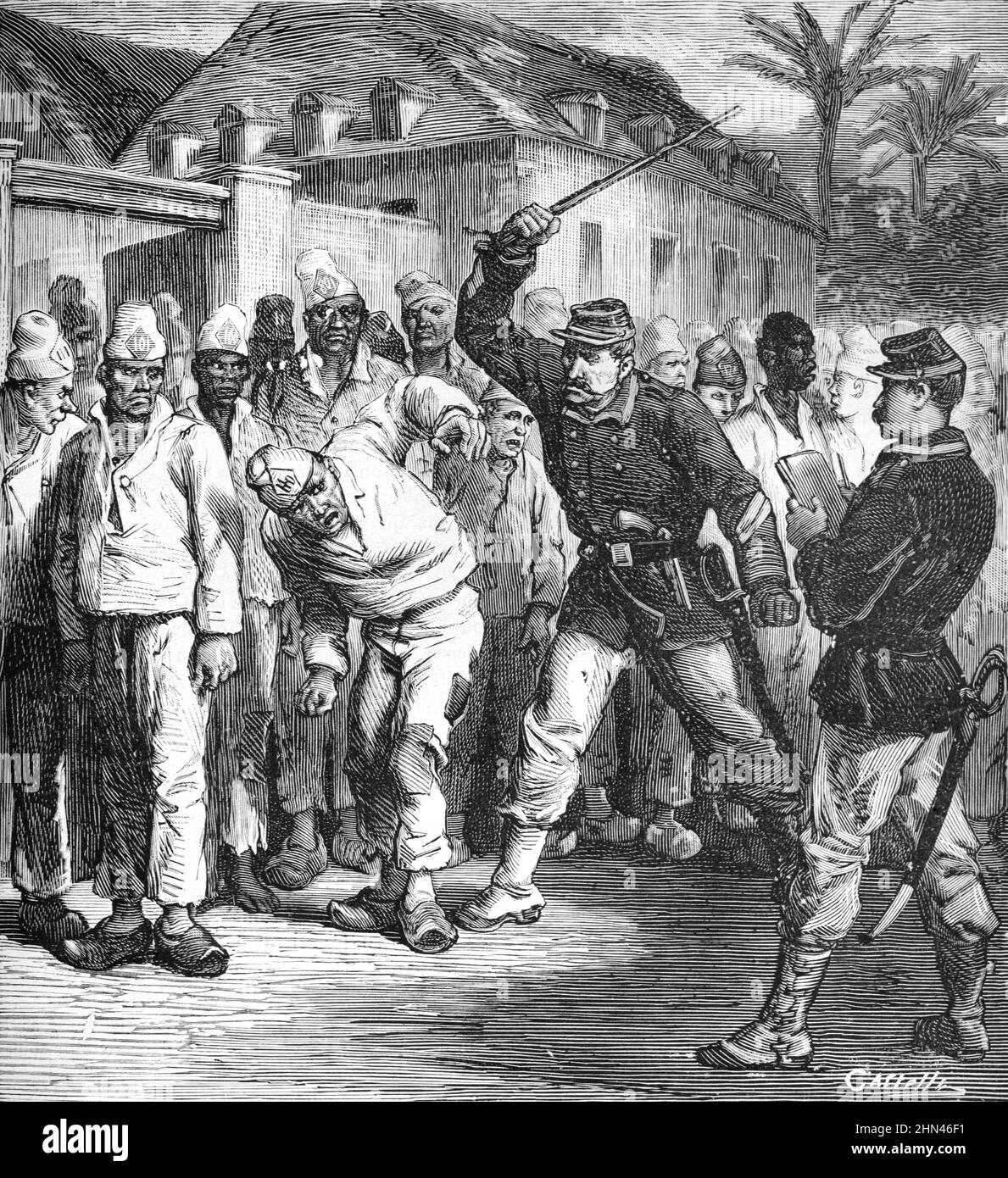 Un Warden della prigione batte una prigione mentre altri detenuti guardano sopra. Prigionieri e carcere Wardens nella colonia penale di Cayenne, o isola del Diavolo, che operò dal 1852 al 1953, Guiana francese. Annata Illustrazione o incisione 1881 (Castelli) Foto Stock