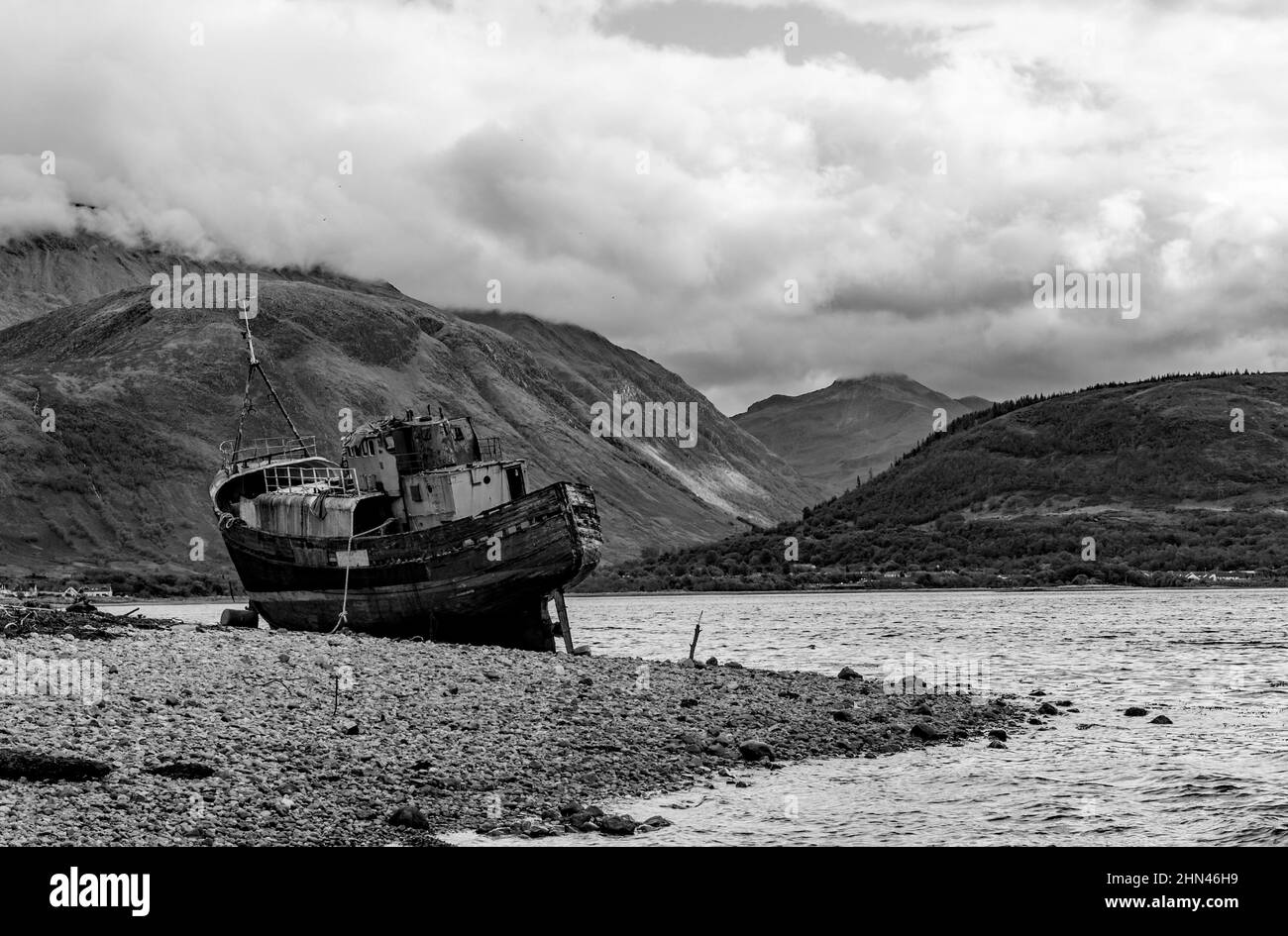La vecchia barca da pesca sulla costa di Loch Linnhe vicino a Fort William , Highland scozzese, Regno Unito Foto Stock