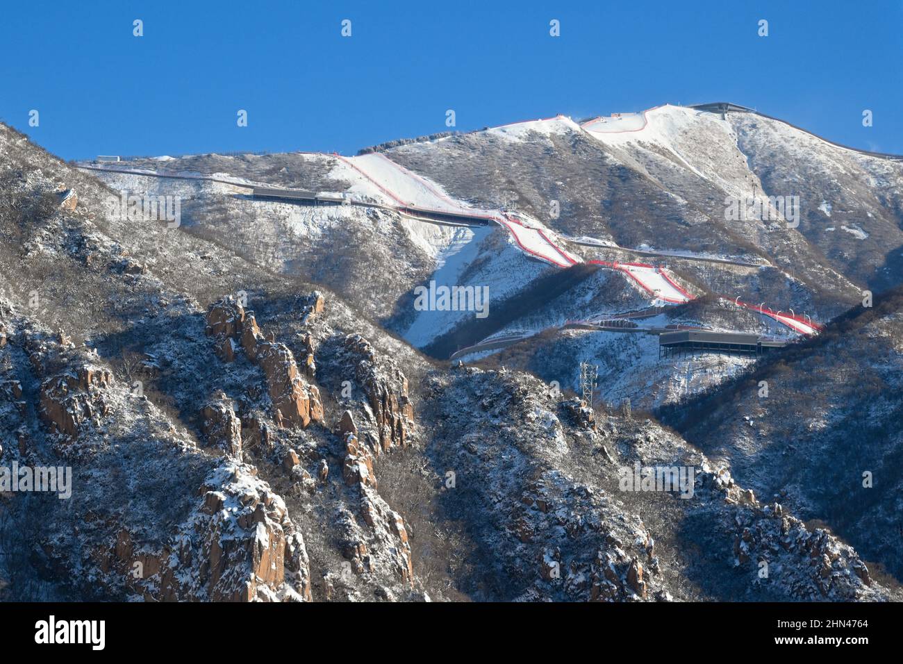 Pechino, Cina. 14th Feb 2022. Foto scattata il 14 febbraio 2022 mostra il National Alpine Ski Centre dopo la neve nel distretto di Yanqing, capitale di Pechino, Cina. Credit: Chen Yichen/Xinhua/Alamy Live News Foto Stock