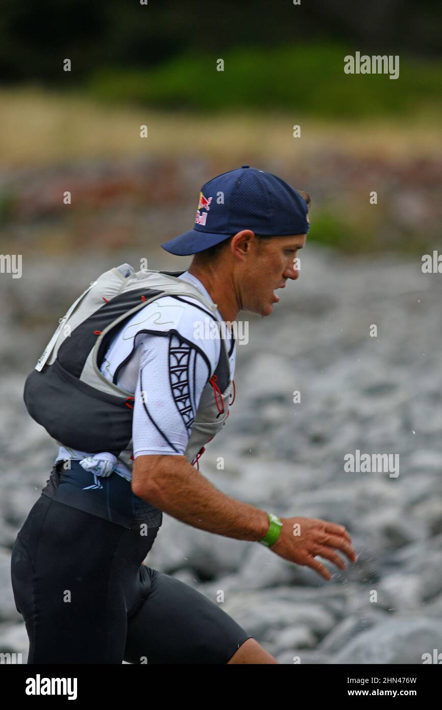 ARTHURS PASS, NUOVA ZELANDA, 12 FEBBRAIO 2022; il concorrente Braden Currie sulla strada per una quarta vittoria nel triathlon Coast to Coast Foto Stock