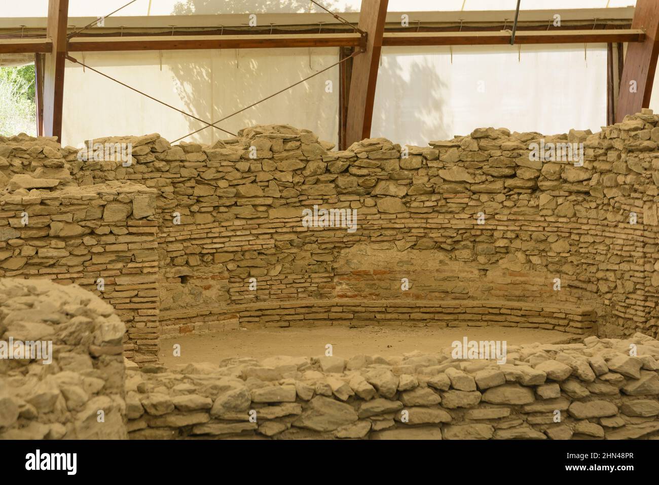 KOSTOLAC, SERBIA - 21 LUGLIO 2019 piccola parte della vecchia Bathhouse romana a Viminacium sito archeologico vicino al Danubio in Serbia coperto da una grande tenda, Foto Stock