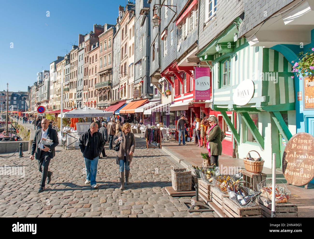 Il Vieux-Port (porto vecchio) di Honfleur è una delle principali attrazioni turistiche della Normandia, Francia Foto Stock