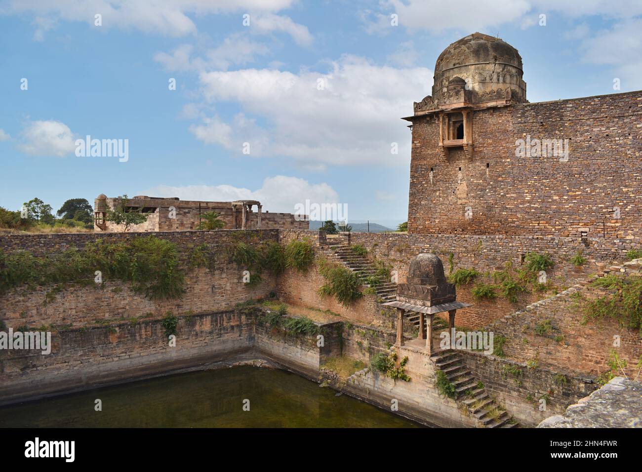 Scalinata di pietra di Motia Talab, vista di Badal Mahal a destra, Tempio di Pameya a sinistra a Raisen Fort, Fort è stato costruito nel 11th secolo d.C., Madhya Pradesh, Ind Foto Stock