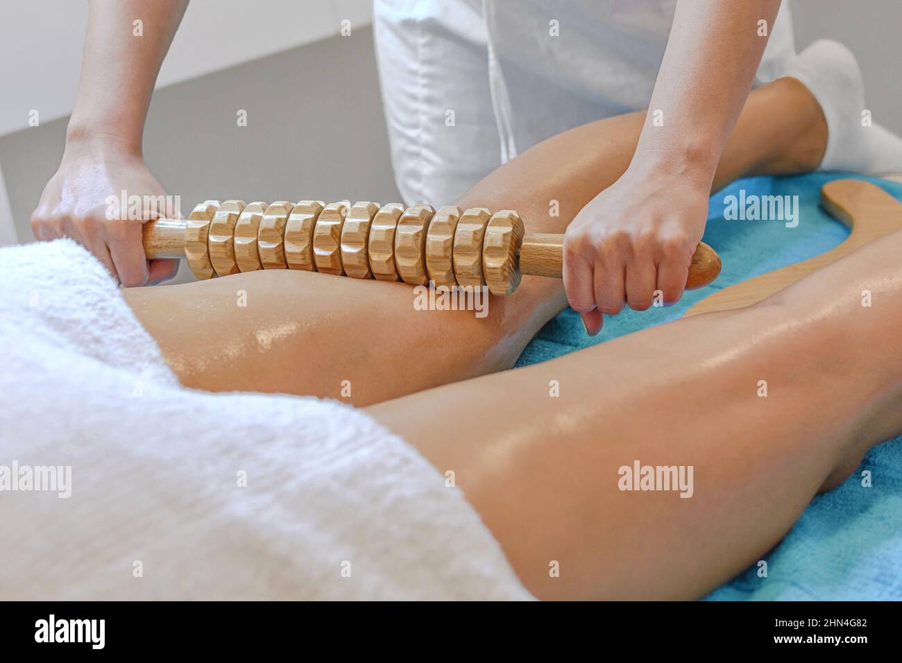 Attrezzatura in legno per massaggi di maderoterapia anticellulite nel  salone Foto stock - Alamy