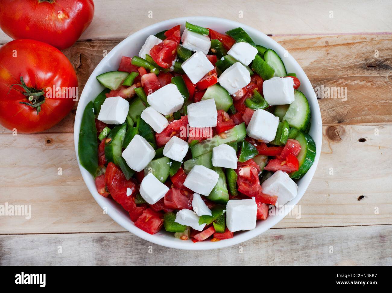 Insalata bulgara semplice di tipo Shopska con pomodoro, cetrioli, peperoni e feta semplice Foto Stock