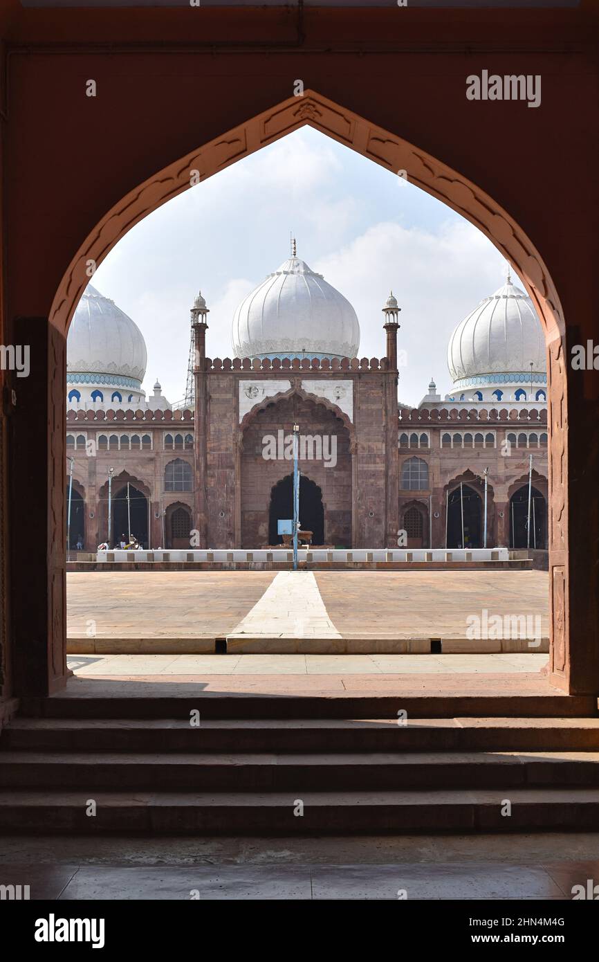 Bella vista dall'ingresso frontale di Taj-ul-Masjid, un'architettura islamica, moschea situata a Bhopal, India. È la moschea più grande in India e. Foto Stock