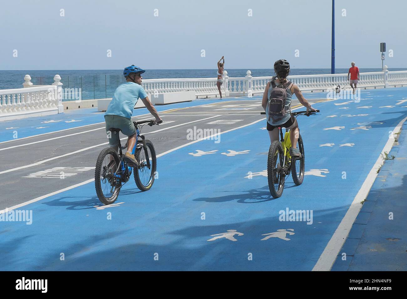 Due ciclisti a Benidorm. Foto Stock