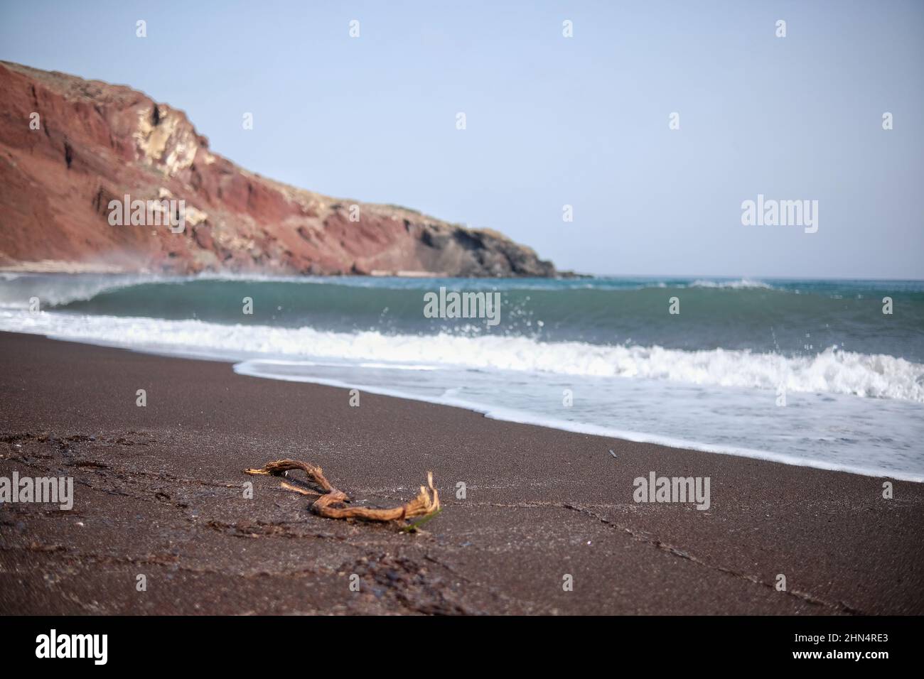 Splendida vista sulla famosa e vuota spiaggia rossa di Santorini grecia Foto Stock
