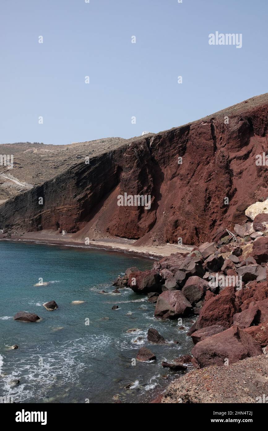 Splendida vista sulla famosa e vuota spiaggia rossa di Santorini grecia Foto Stock