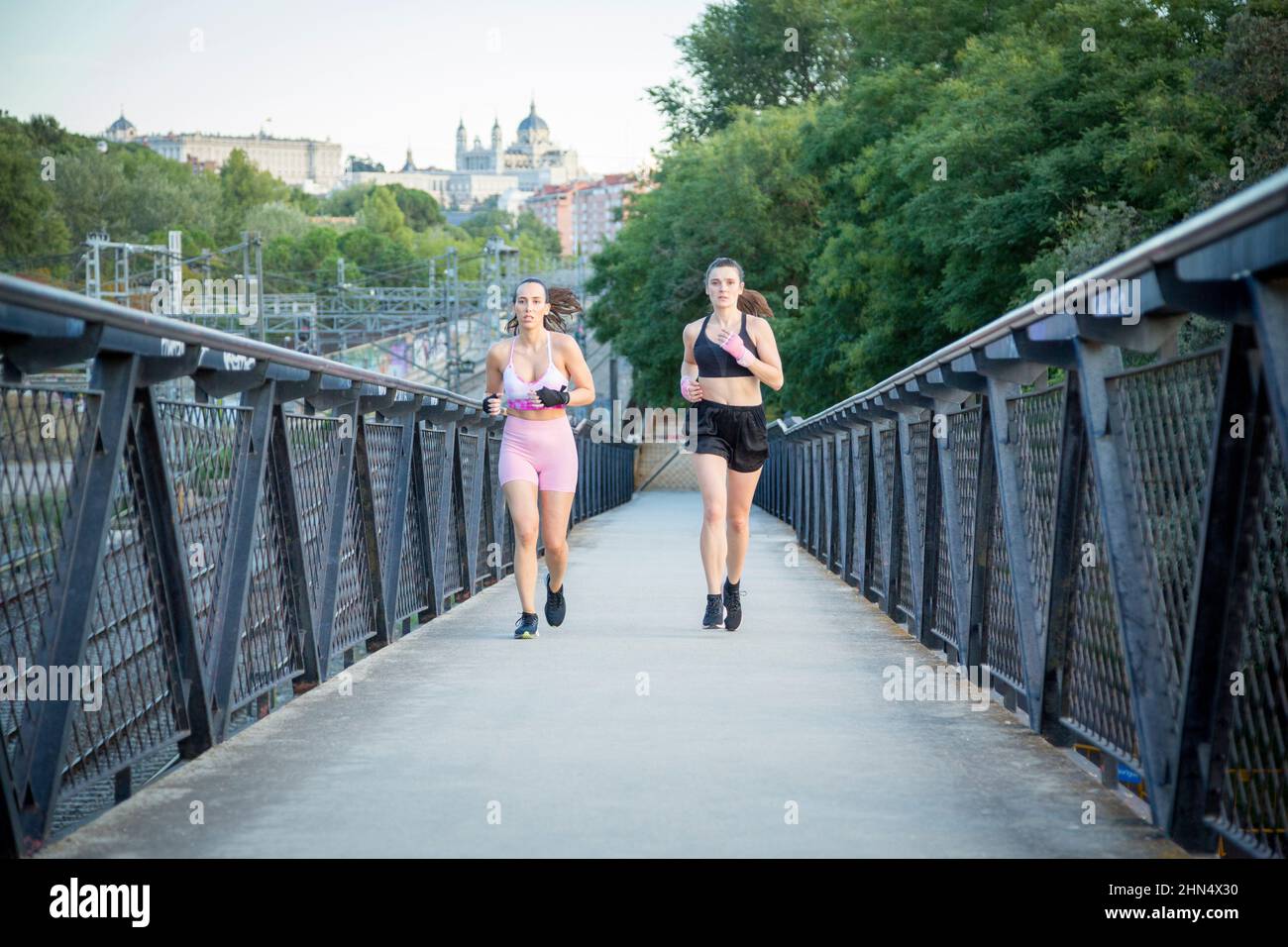 coppia di giovani donne che corrono in abbigliamento sportivo Foto Stock