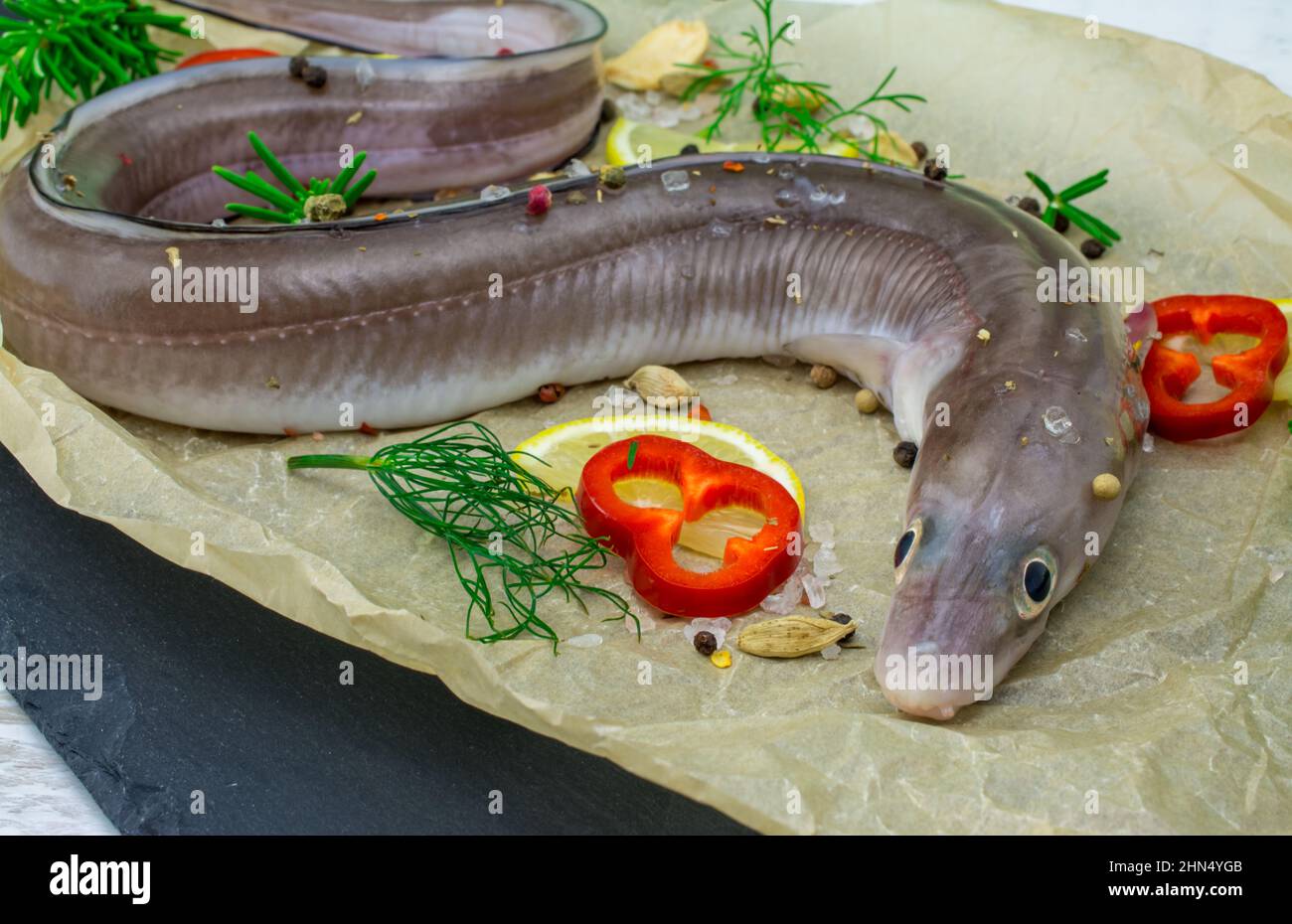 riga cruda conger pesce con verdure Foto Stock