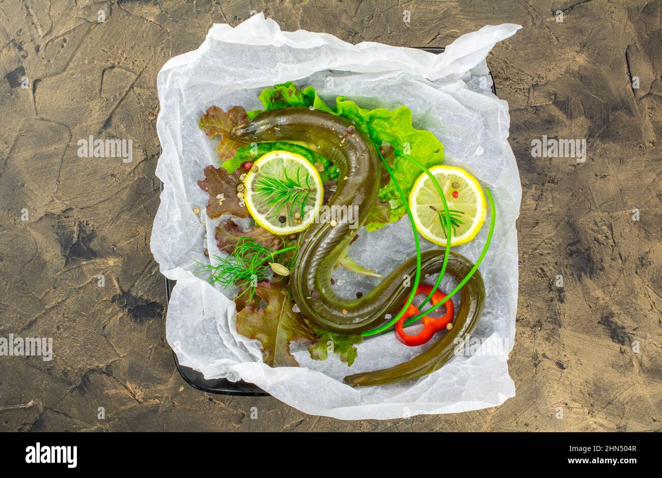 riga cruda conger pesce con verdure Foto Stock