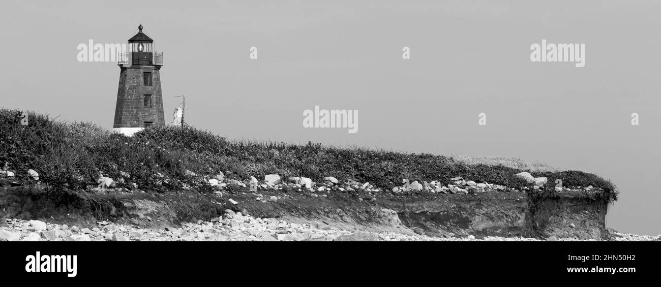 Vista orizzontale del faro di Point Judith che torreggia su una duna di sabbia barriera a Narragansett Rhode Island. Foto Stock