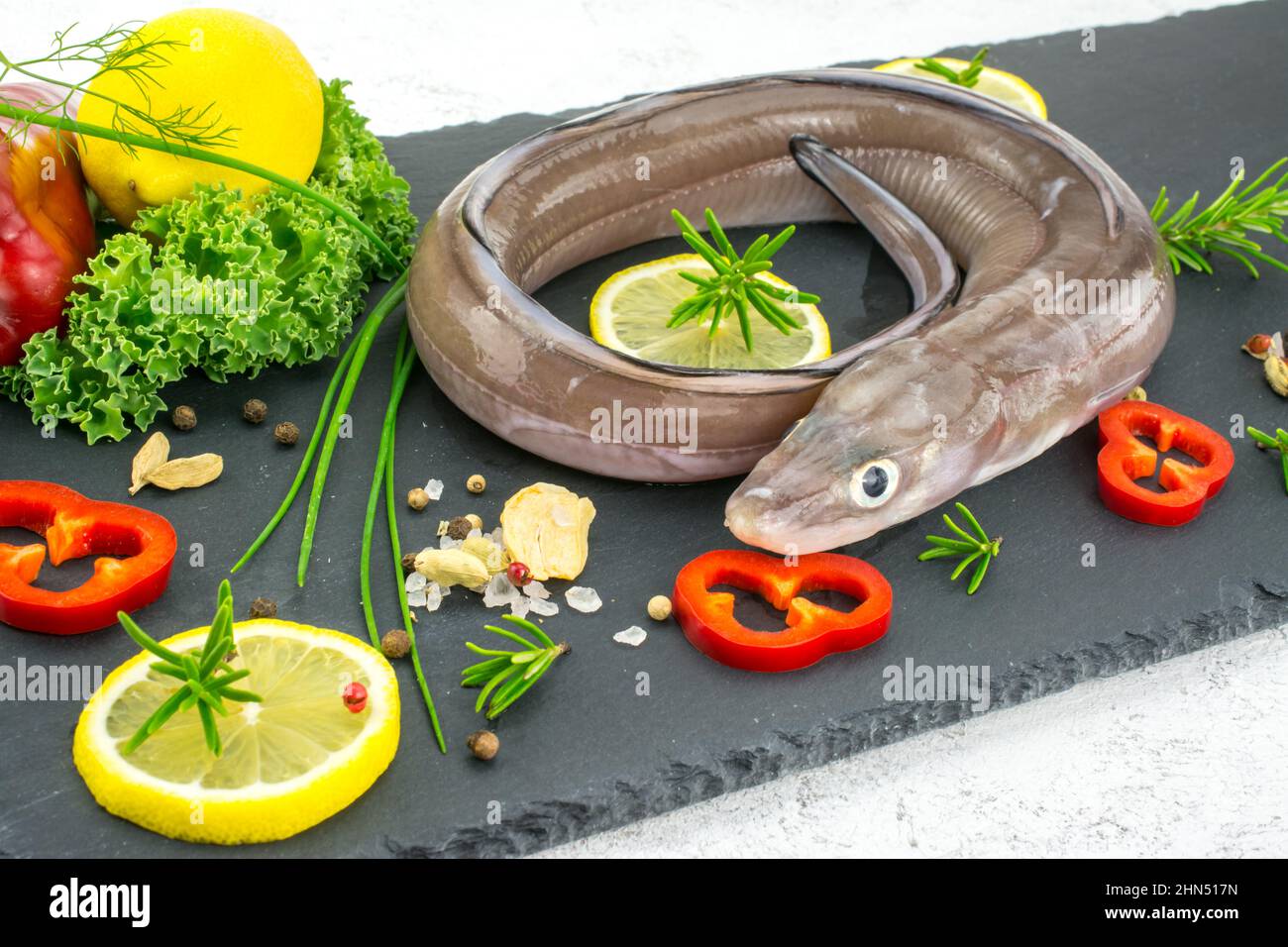 riga cruda conger pesce con verdure Foto Stock