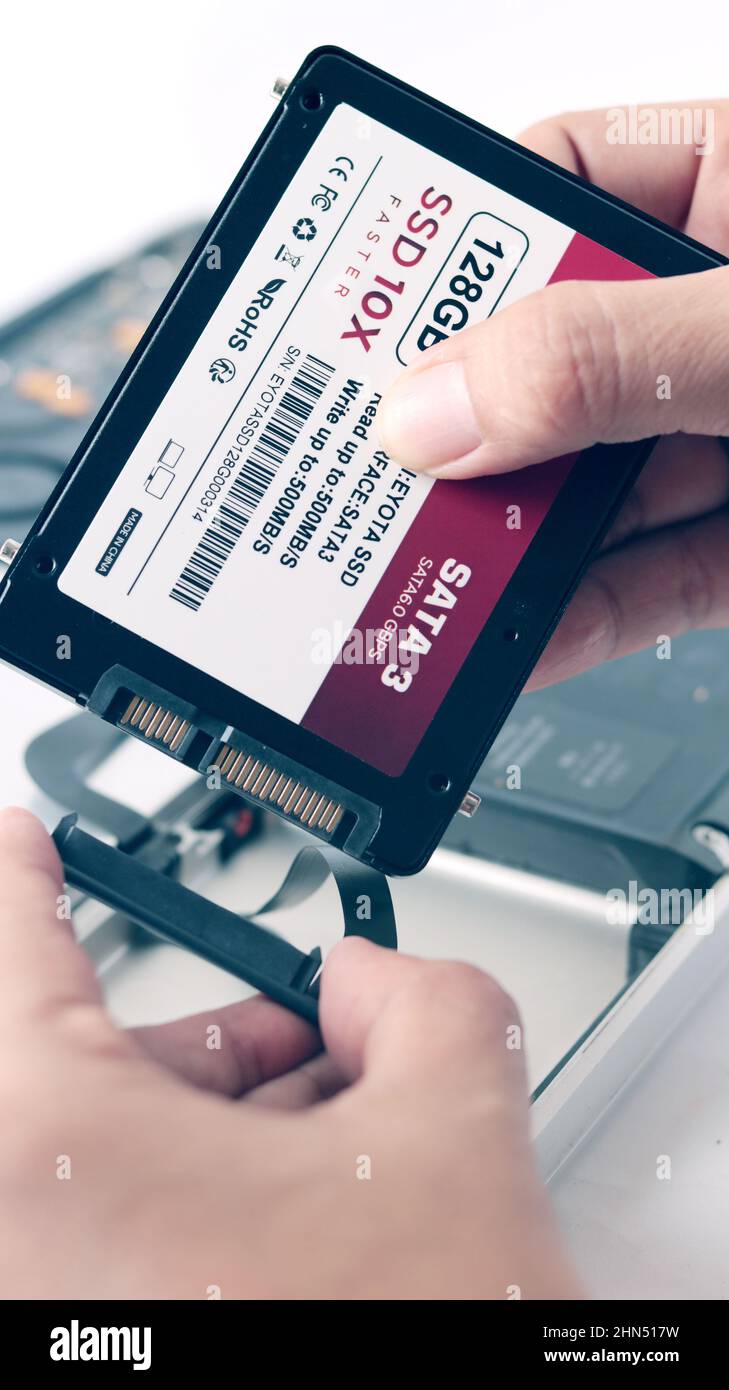 Preparazione manuale del disco rigido SSD SATA3, 128 GB Foto Stock