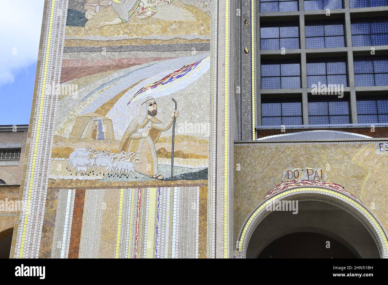 La facciata imponente della Basilica Cattedrale del Santuario Nazionale di nostra Signora Aparecida, una importante basilica cattolica romana ad Aparecida, Brasile Foto Stock