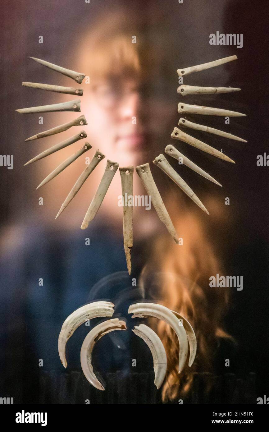 Londra, Regno Unito. 14th Feb 2022. Collana di ossa animali dal Wiltshire, C2100-1800 AC - il mondo di Stonehenge una nuova mostra al British Museum. Si tratta della prima esposizione di Stonehenge nel Regno Unito e della più grande esposizione del British Museum degli ultimi tempi, con oltre 430 oggetti in mostra da tutta la Gran Bretagna, l'Irlanda e l'Europa. La mostra si svolge dal 17 febbraio al 17 luglio 2022 ed è stata organizzata con il Museo di Stato della Preistoria, Halle/Saale, Germania. Credit: Guy Bell/Alamy Live News Foto Stock