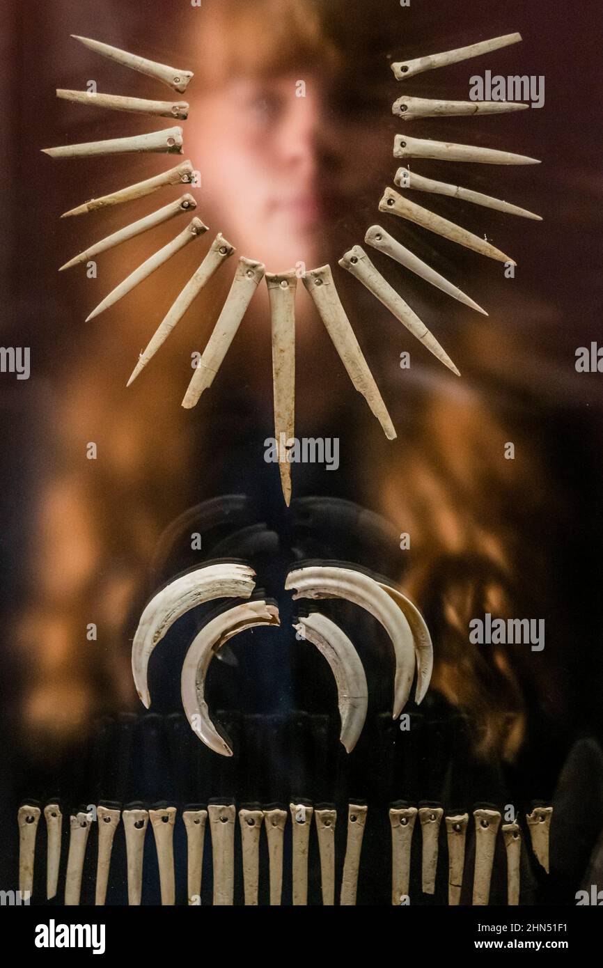 Londra, Regno Unito. 14th Feb 2022. Collana di ossa animali dal Wiltshire, C2100-1800 AC - il mondo di Stonehenge una nuova mostra al British Museum. Si tratta della prima esposizione di Stonehenge nel Regno Unito e della più grande esposizione del British Museum degli ultimi tempi, con oltre 430 oggetti in mostra da tutta la Gran Bretagna, l'Irlanda e l'Europa. La mostra si svolge dal 17 febbraio al 17 luglio 2022 ed è stata organizzata con il Museo di Stato della Preistoria, Halle/Saale, Germania. Credit: Guy Bell/Alamy Live News Foto Stock