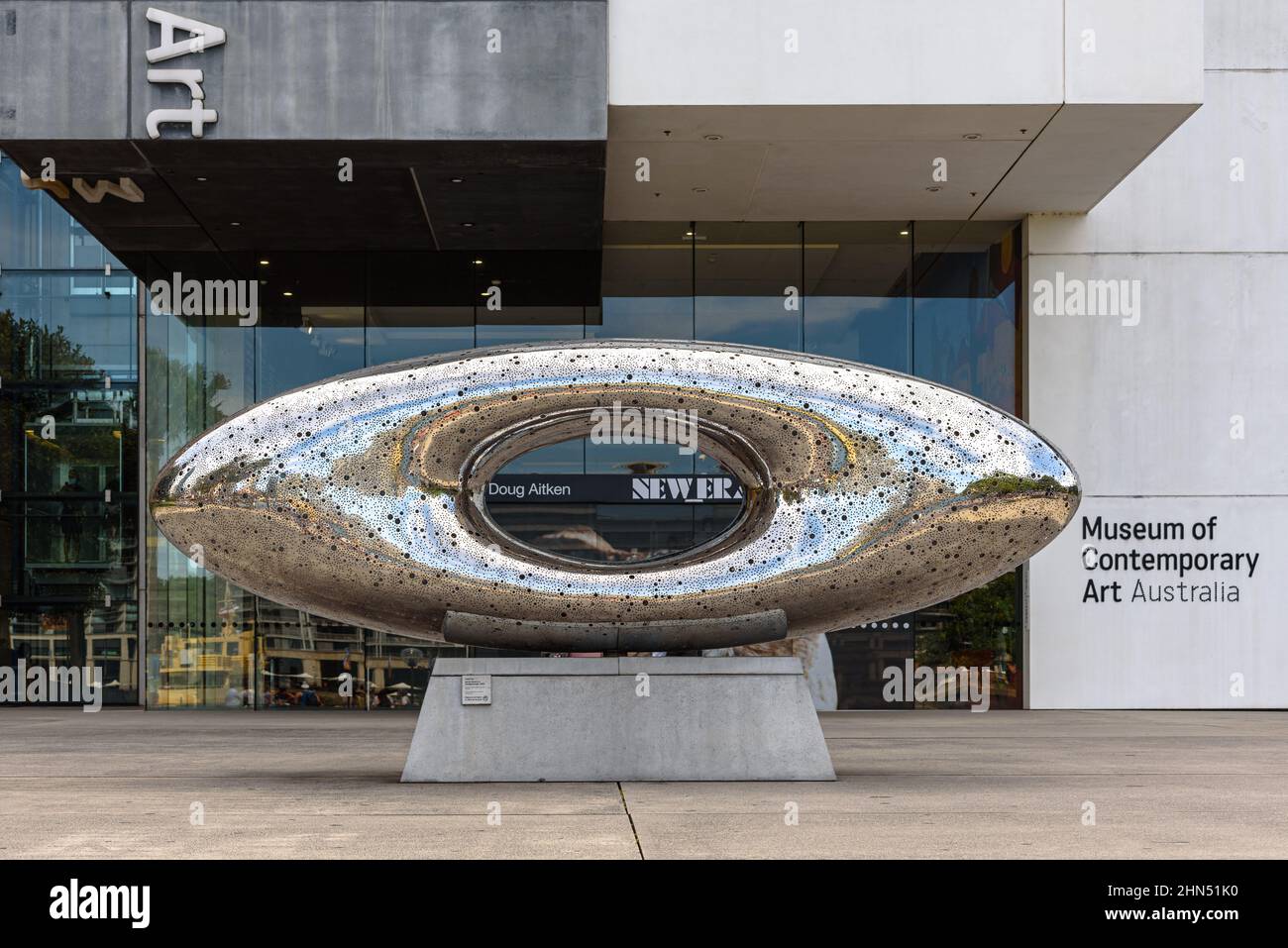 The Secret World of a Starlight Ember di Lindy Lee di fronte al Museum of Contemporary Art di Sydney Foto Stock