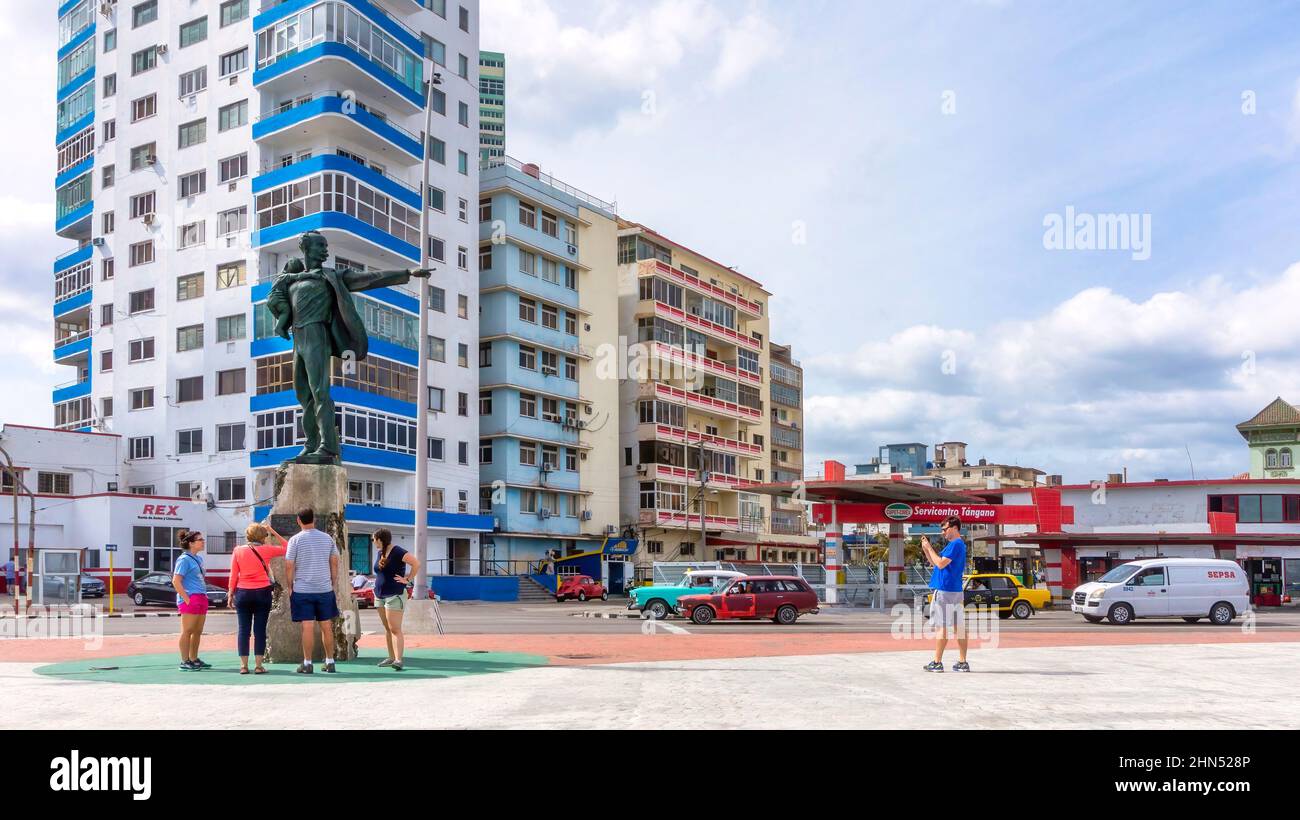 I turisti sono visti dalla scultura o dalla statua di Jose Marti nella zona dell'ambasciata degli Stati Uniti. la piazza o piazza è conosciuta come la Tribuna antimperialista. Foto Stock