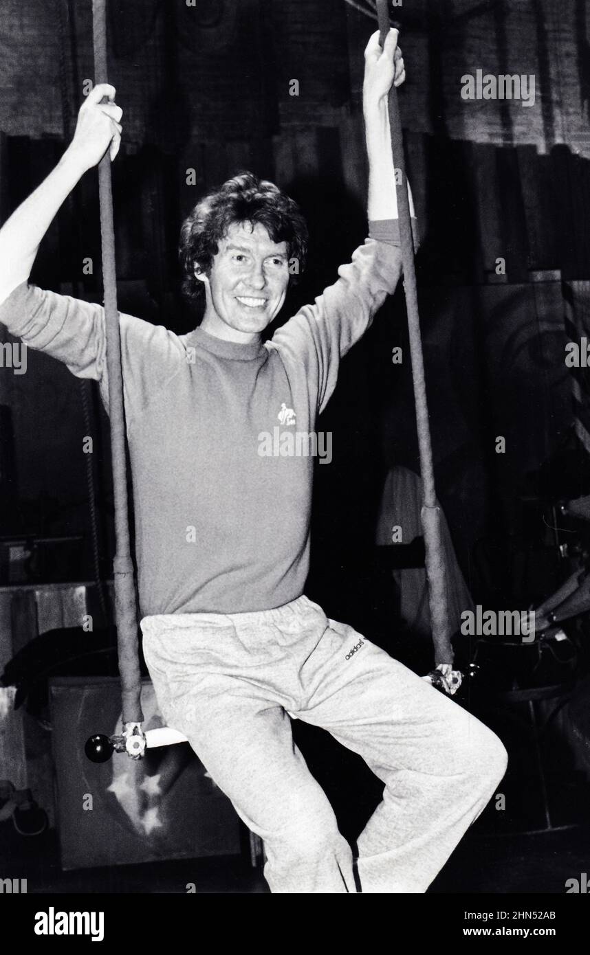 MICHAEL CRAWFORD si prepara per il suo ruolo protagonista nella produzione teatrale londinese di Barnum, allenandosi a New York con la Big Apple Circus School. A Manhattan, 1981. Foto Stock