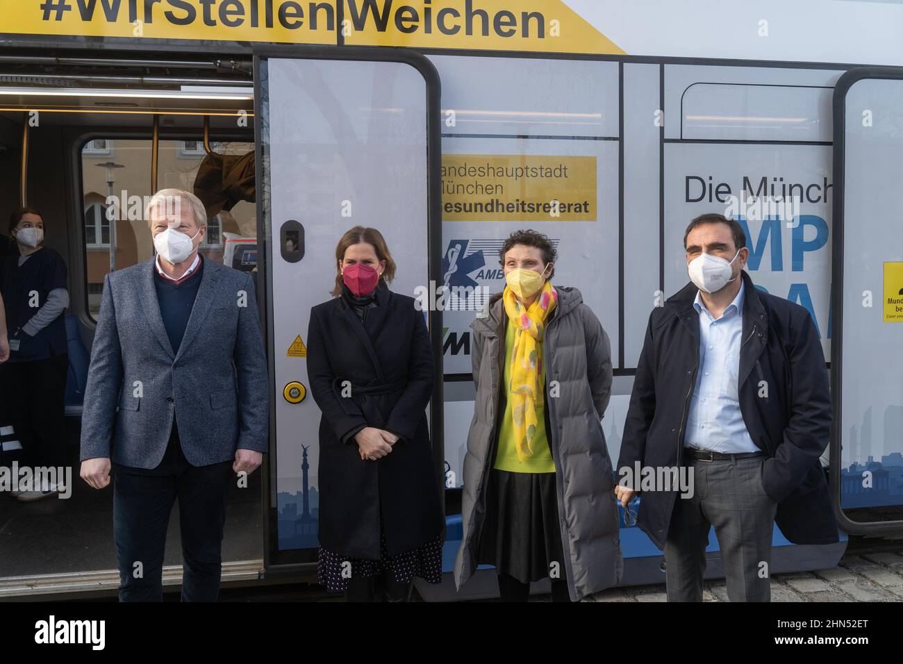 Monaco di Baviera, Germania. 14th Feb 2022. Oliver Kahn, Verena Dietl Beatrix Zurek e Klaus Holetschek infante del tram. Il 14 febbraio 2022, il tram per la vaccinazione è stato presentato a Monaco di Baviera, Germania. (Foto di Alexander Pohl/Sipa USA) Credit: Sipa USA/Alamy Live News Foto Stock