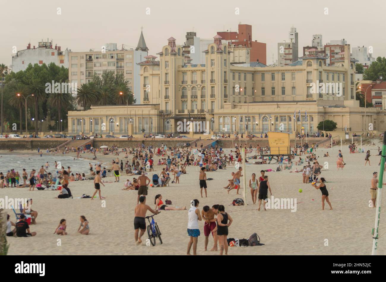 Montevideo, Uruguay - 11th gennaio 2022 - bellissimo tramonto sulla spiaggia di Ramyres con bagnanti in una giornata estiva a Montevideo Uruguay. Foto Stock