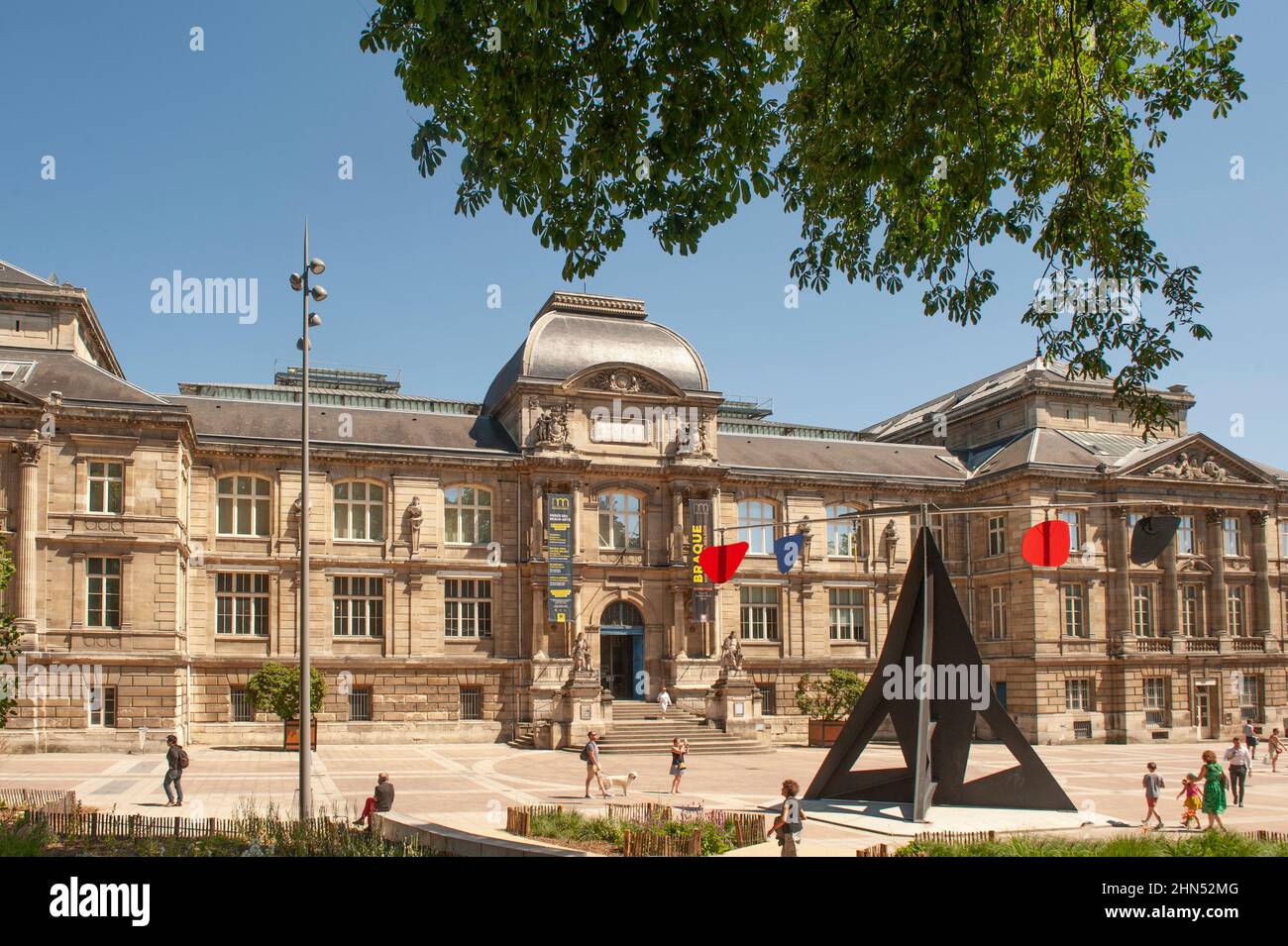 Il Musée des Beaux-Arts è il più grande museo d'arte di Rouen, in Francia, e ornato dalla scultura esterna 'orizzontale' di Alexander Calder Foto Stock