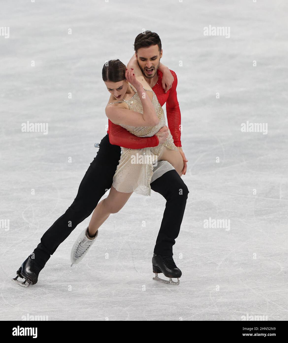 Pechino, Cina. 14th Feb 2022. Gabriella Papadakis (fronte) e Guillaume Cizeron di Francia si esibiscono durante la partita di danza libera di pattinaggio di Pechino 2022 Olimpiadi invernali al Capital Indoor Stadium di Pechino, capitale della Cina, 14 febbraio 2022. Photo by Giuliano Bevilacqua/ABACAPRESS.COM Credit: Abaca Press/Alamy Live News Foto Stock