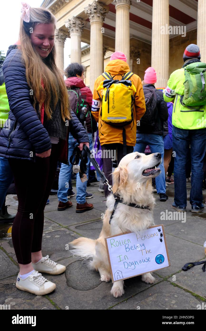 Bristol, Regno Unito. 14th Feb 2022. Questo è Lilie che è venuto con Aliice un uni Rescearcher. I docenti universitari stanno prendendo 10 giorni di sciopero o di “azione a corto di sciopero” sulle controversie relative alla retribuzione e al regime pensionistico USS. I membri della University and College Union (UCU) sono stati sostenuti da studenti e altri gruppi locali. Un gruppo si riunì fuori dalle Victoria Rooms e dopo discorsi e proteste il raduno passò tranquillamente lungo Park Street e disperse su College Green. Credit: JMF News/Alamy Live News Foto Stock