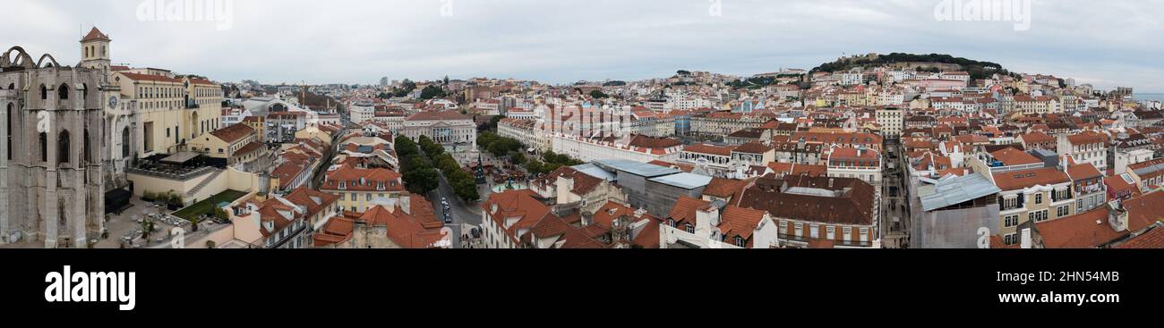 Lisbona, Portogallo - 12 27 2018: Vista panoramica extra large dello skyline della città preso dall'ascensore di Santa Justa Foto Stock