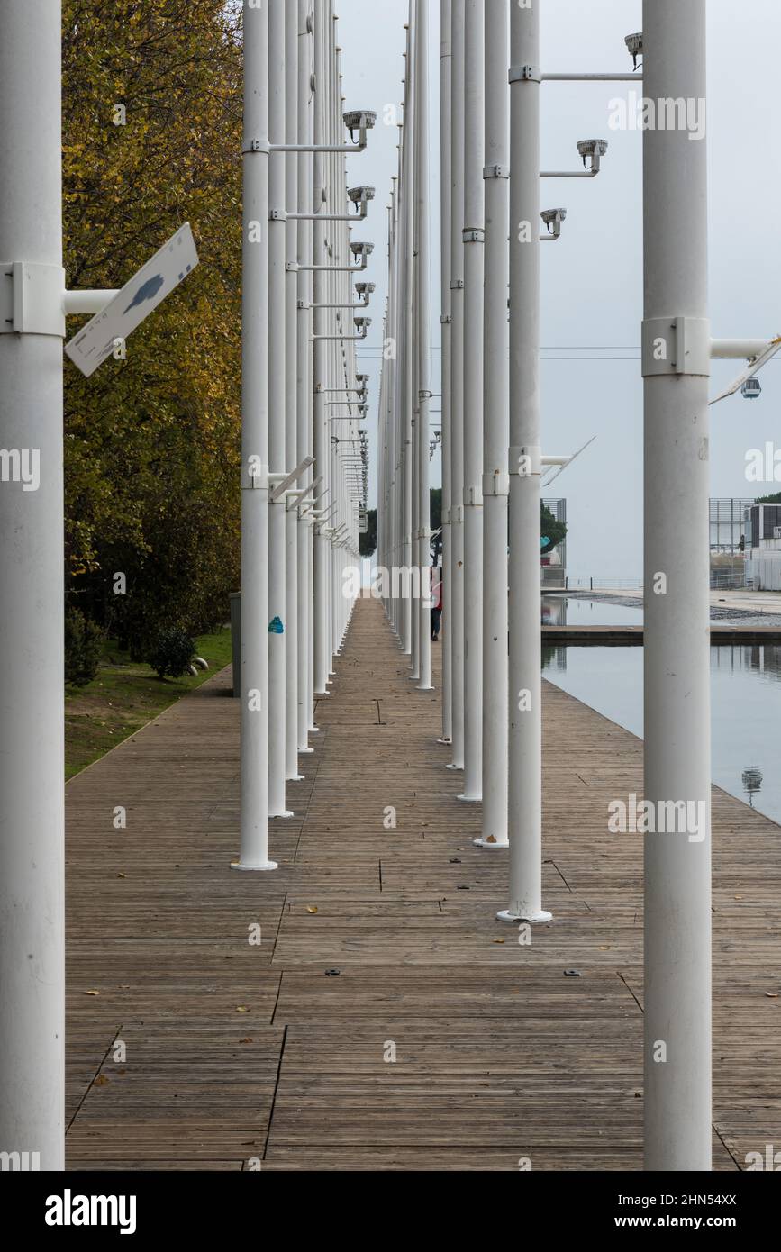Lisbona, Portogallo - 12 28 2018: Fila di pilastri in metallo bianco come parte di un'opera d'arte alla fiera mondiale del 1998 Foto Stock