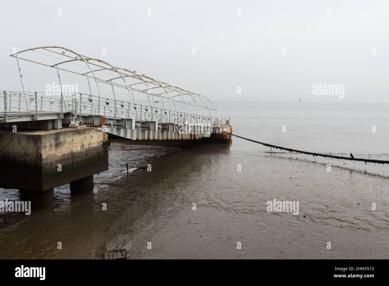 Lisbona - Portogallo - 12 28 2018: Molo senza nave sulla costa atlantica con nebbia fitta. Foto Stock