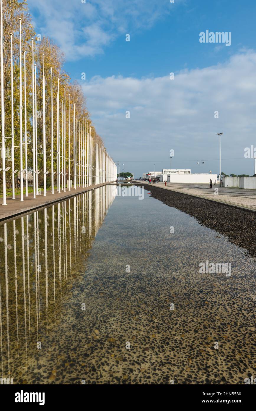Lisbona, Portogallo - 12 28 2018: Edifici moderni e una mostra d'arte di Fernando Conducto che si riflette in un bacino d'acqua pallido Foto Stock
