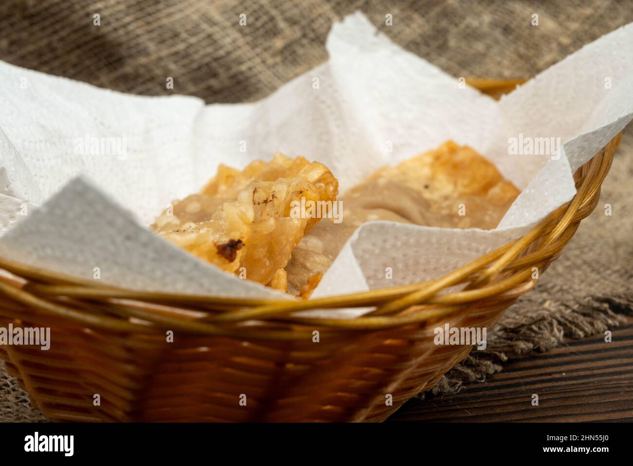Un piatto fatto in casa di cucina uzbeka e tatar, pastini con carne, formaggio suluguni ed erbe. Cheburks - torta fritta con carne e cipolle. Un di tradizionale Foto Stock