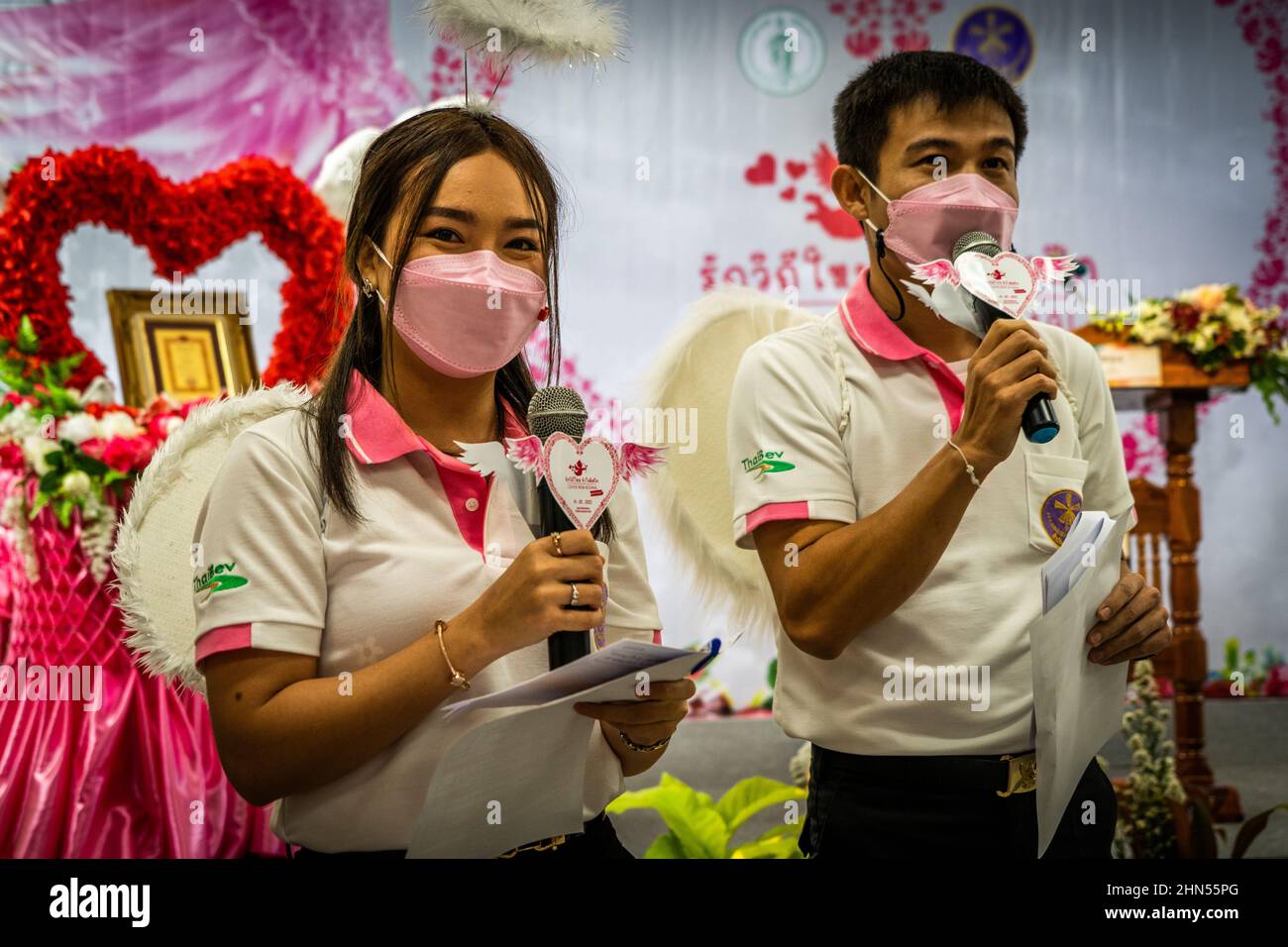 Bangkok, Tailandia. 14th Feb 2022. Gli organizzatori dell'evento dell'ufficio del distretto di Bang Rak istruiscono i partecipanti e consegnano i premi a un evento di matrimonio di massa il giorno di San Valentino a Bangkok. Le coppie si riuniscono per registrare legalmente il loro matrimonio durante l'evento di matrimonio di massa "Lover New Normal @ Bangrak" il giorno di San Valentino a Bangkok. Anche se è comune per le persone legalizzare il loro matrimonio in tutti i 50 uffici distrettuali della città in questo giorno ogni anno, Bang Rak è tra i più popolari in quanto il suo nome assomiglia a 'luogo dell'Amore' nella lingua tailandese. Credit: SOPA Images Limited/Alamy Live News Foto Stock