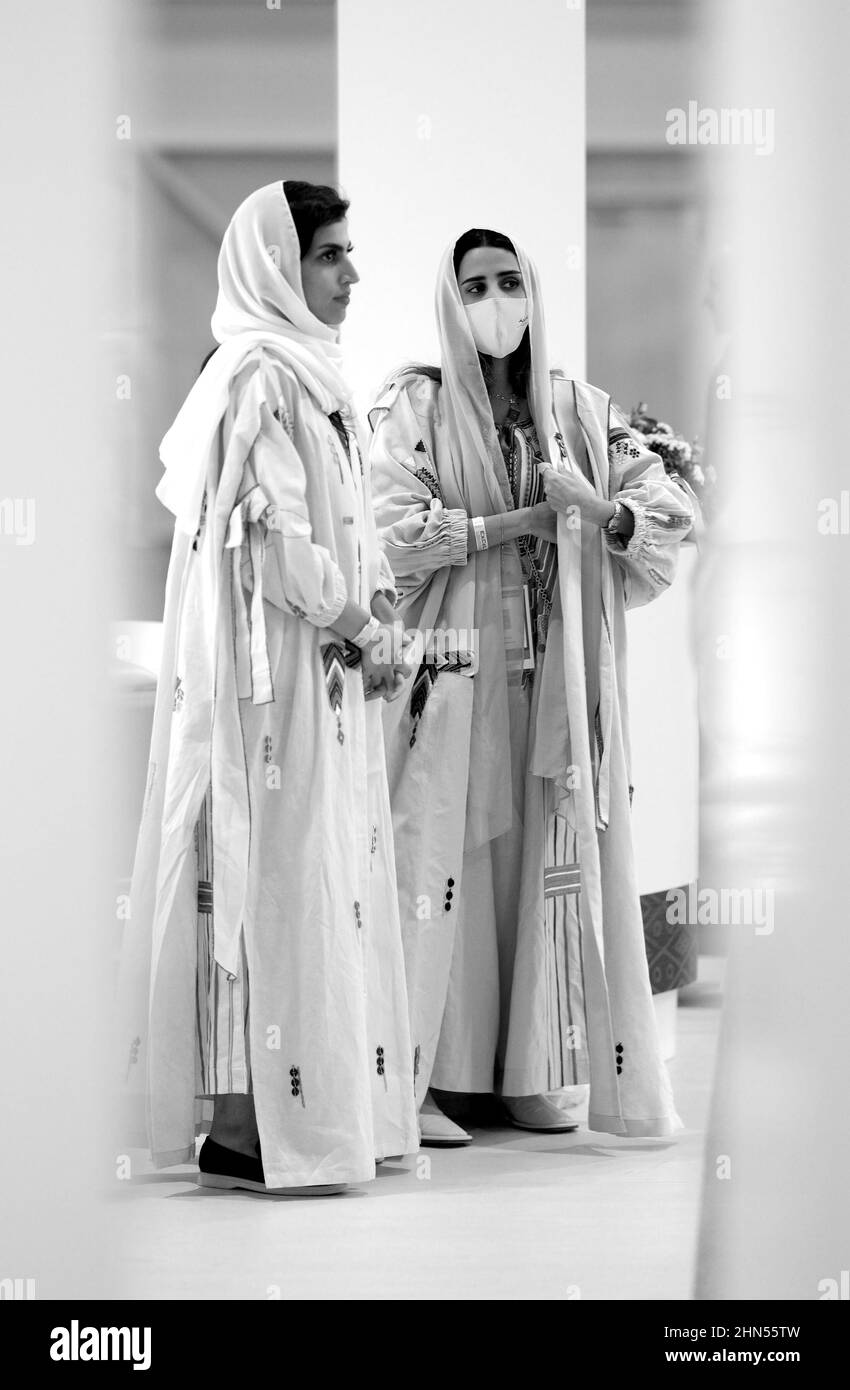 Donne con testa coperta e maschere facciali in Arabia Saudita stand al World Travel Market (WTM) a Excel London, novembre 2021 Foto Stock