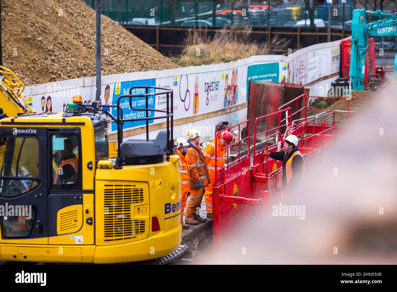 Insieme costruzione di alloggi a Halifax, West Yorkshire, Regno Unito. Together Housing Group è un fornitore leader di case di qualità e accessibili in affitto e vendita che possiedono e gestiscono oltre 36.000 immobili, e forniscono una gamma di servizi di supporto che, influenzano la vita di oltre 40.000 persone. Credit: Windmill Images/Alamy Live News Foto Stock