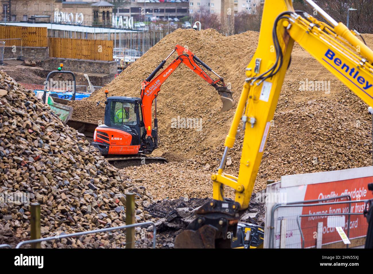 Insieme costruzione di alloggi a Halifax, West Yorkshire, Regno Unito. Together Housing Group è un fornitore leader di case di qualità e accessibili in affitto e vendita che possiedono e gestiscono oltre 36.000 immobili, e forniscono una gamma di servizi di supporto che, influenzano la vita di oltre 40.000 persone. Credit: Windmill Images/Alamy Live News Foto Stock