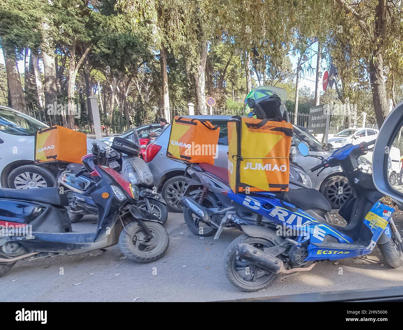 Motorscooters della ditta di servizi di consegna Jumia logistica servizi parcheggiati vicino alla foresta di Bois des Cars di Bois Des Cars. Auto parcheggiate, senza persone. Foto Stock