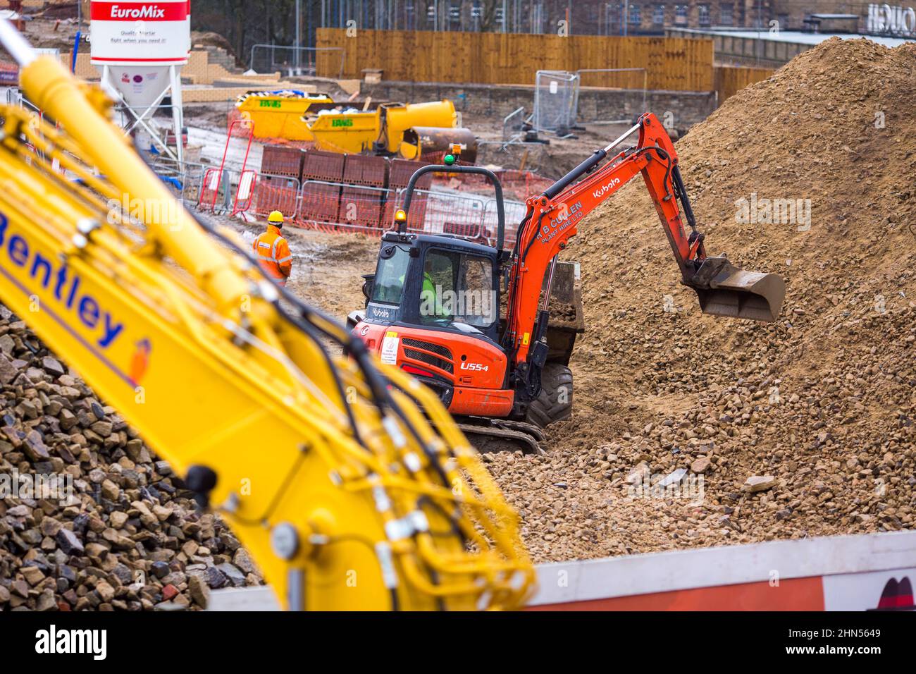 Insieme costruzione di alloggi a Halifax, West Yorkshire, Regno Unito. Together Housing Group è un fornitore leader di case di qualità e accessibili in affitto e vendita che possiedono e gestiscono oltre 36.000 immobili, e forniscono una gamma di servizi di supporto che, influenzano la vita di oltre 40.000 persone. Credit: Windmill Images/Alamy Live News Foto Stock