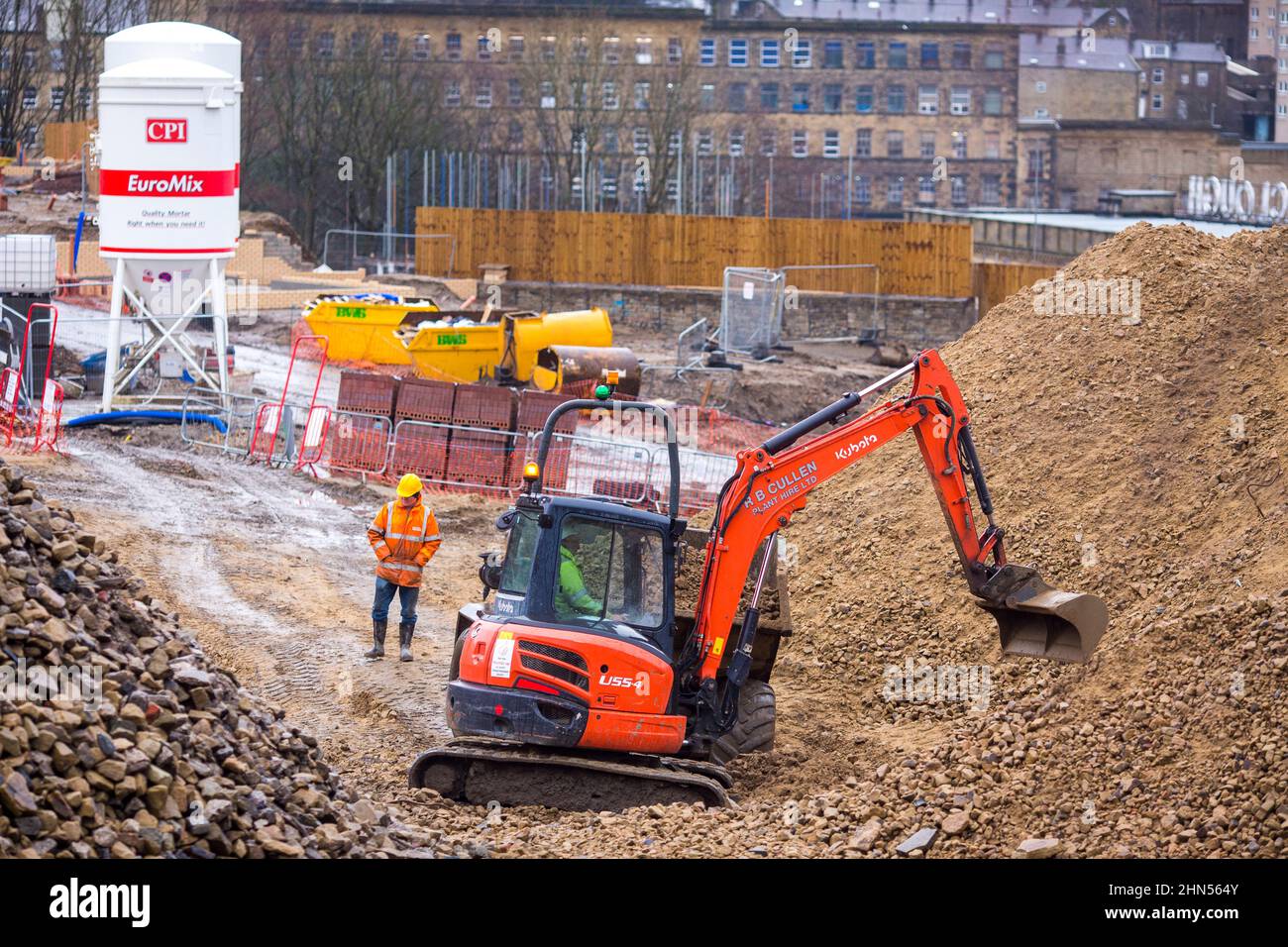 Insieme costruzione di alloggi a Halifax, West Yorkshire, Regno Unito. Together Housing Group è un fornitore leader di case di qualità e accessibili in affitto e vendita che possiedono e gestiscono oltre 36.000 immobili, e forniscono una gamma di servizi di supporto che, influenzano la vita di oltre 40.000 persone. Credit: Windmill Images/Alamy Live News Foto Stock