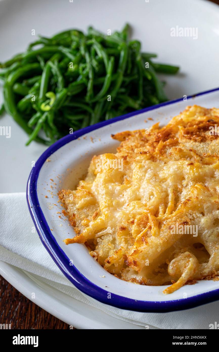 Formaggio macaroni, cibo da pub servito al Pigs Nose Inn, East Prawle, Devon Foto Stock