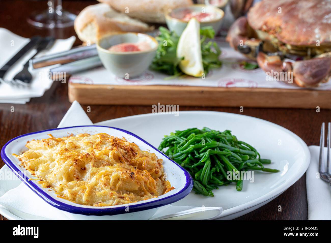 Formaggio macaroni, cibo da pub servito al Pigs Nose Inn, East Prawle, Devon Foto Stock